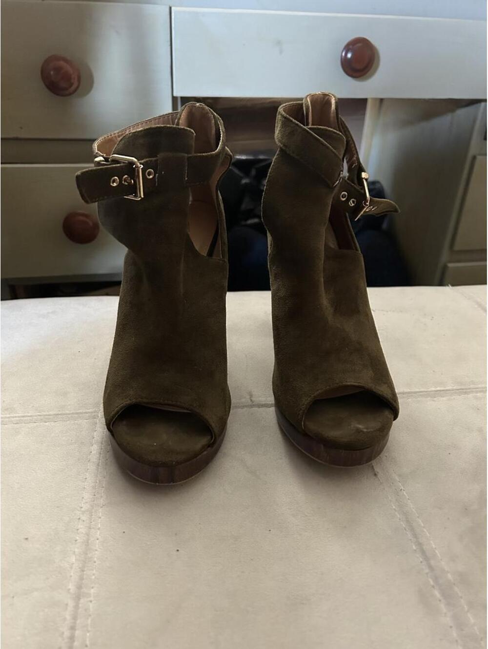 Jolimall Olive green sued peep toe platform ankle booties size 7